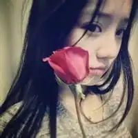 求女生手拿一朵玫瑰的头像越多越好