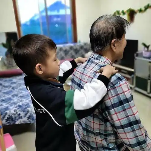 亲生父母把24女儿告上法庭,起诉原因是不抚养年幼弟弟,结果来了
