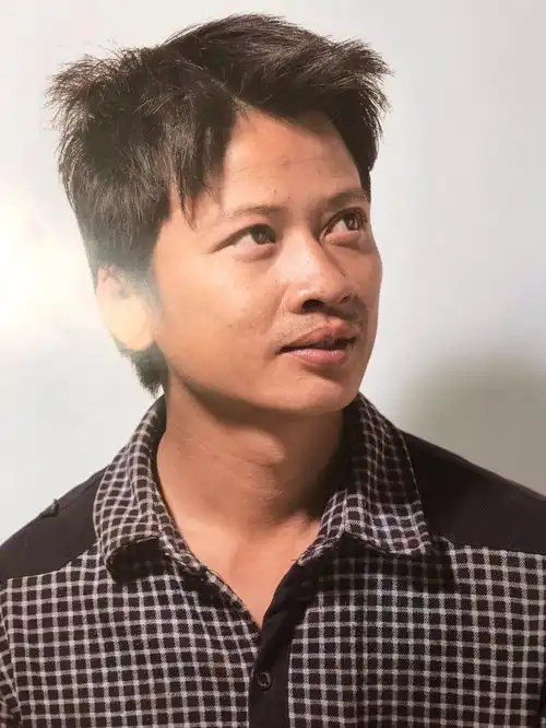 传奇绘画课堂回顾第二五七集朱传奇教你画有知青气质的四分之三侧男中年素描头像
