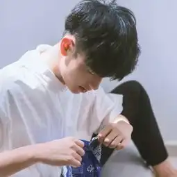 高清白色系简单干净的男生微信头像图片大全
