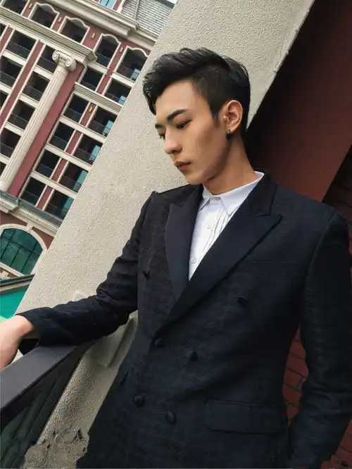 偶像练习生卜凡现身街头宗白色头发纯黑穿搭,少了些男人的硬朗