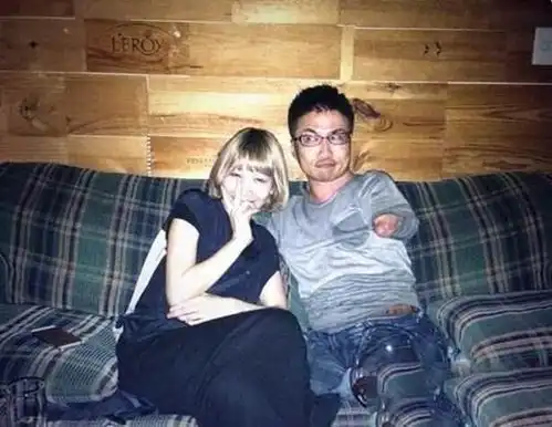 他先天没有四肢,婚内15年出轨50人,离婚后又和20岁混血美女恋爱
