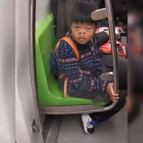 幽默男孩走红,只因他做了这个表情,网友高情商男孩

