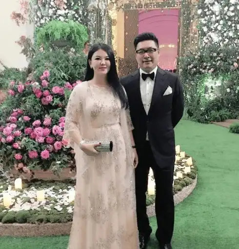 新年偶遇王岳伦父女,王岳伦弯腰驼背状态差,王诗龄披长发颜值高
