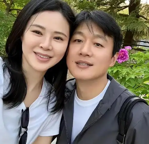 男明星师生恋,让女老师8年生3个娃,一家五口其乐融融
