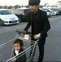 求大神帮忙p照片要把背景换掉换的不要太假就可以了
