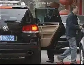 范伟抱得影帝归座驾还没周冬雨一半贵
