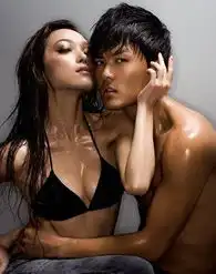 吴克群与火辣女模肌肤相亲激情演出
