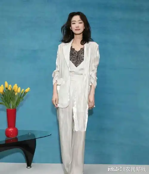 能把西装穿得这么好看,只服张小斐她的搭配套路,普通人也能学
