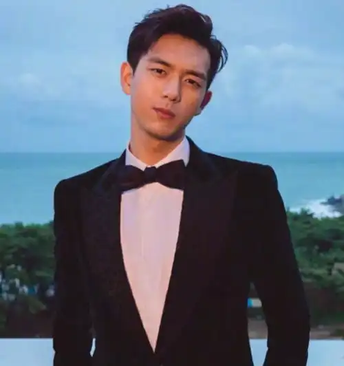 李现走红后录节目,大背头换韩式斜刘海,少年感溢出很帅气
