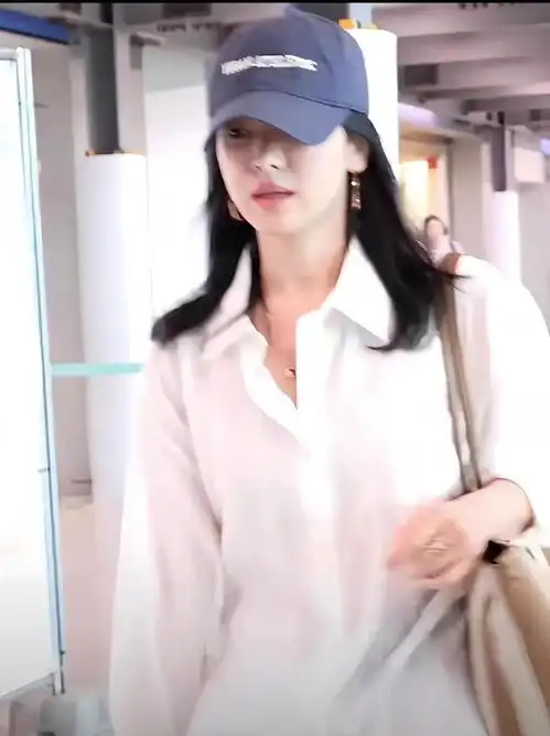 宋慧乔离婚5年后更显年轻在巴黎穿白衬衫短裤,不搞感情又美了
