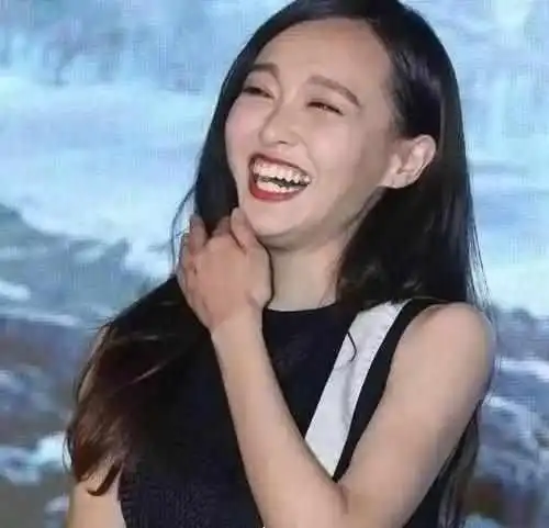 女星大笑宋祖儿热巴变丑,唐嫣眯眯眼,最后一位能把麦克风吃掉
