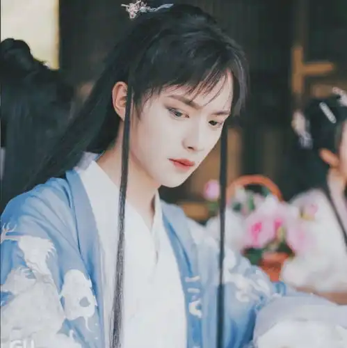 古风真人男生头像小时候词不达意,长大后言不由衷
