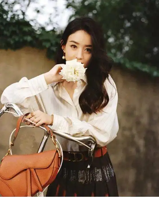 赵丽颖总算换风格了,粉色连体阔腿裤高跟鞋气场全开,霸气有范
