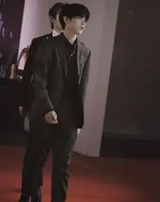 unine出席时装周,姚明明烫卷毛戴眼镜,魅力十足
