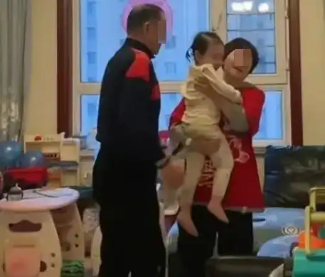 抱着孩子的情侣头像吵架