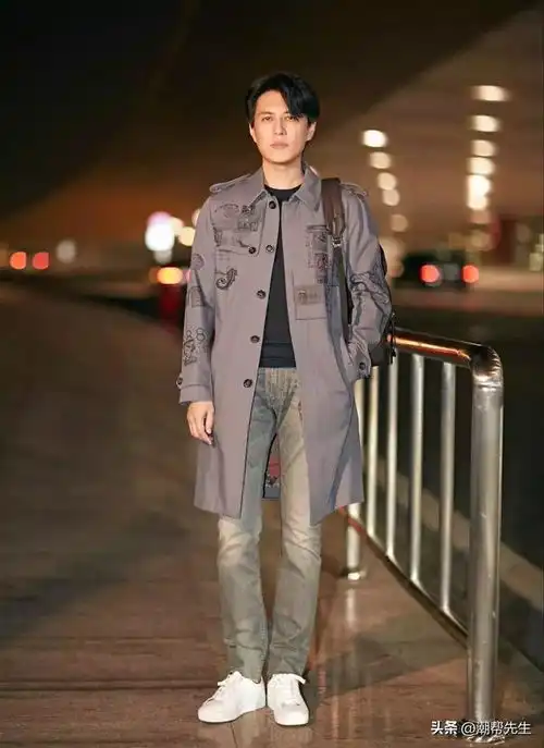 中年男人为什么劝你少穿西裤,多穿牛仔裤看46岁靳东就明白了
