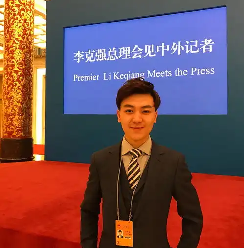 明明可以靠颜值,却要靠实力,被封央视最帅男主播
