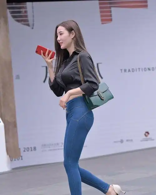 完美的波点裙塑造优雅完美的身材
