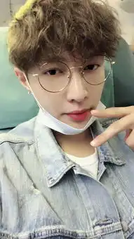 张艺兴新发型被称小黄帽泡面头,网友在男性道路上越走越远
