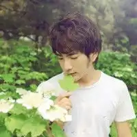 各位大神帮忙找找这个的情侣男头像急
