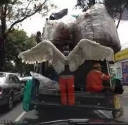 gif段子我看到你的裙子都被屁吹起来
