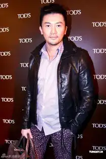 苏有朋帅气代言留胡子显成熟男人魅力
