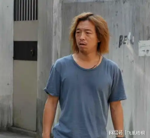近日黄渤上了热搜,在参加首映礼拉着袁泉的手,引起网友质疑
