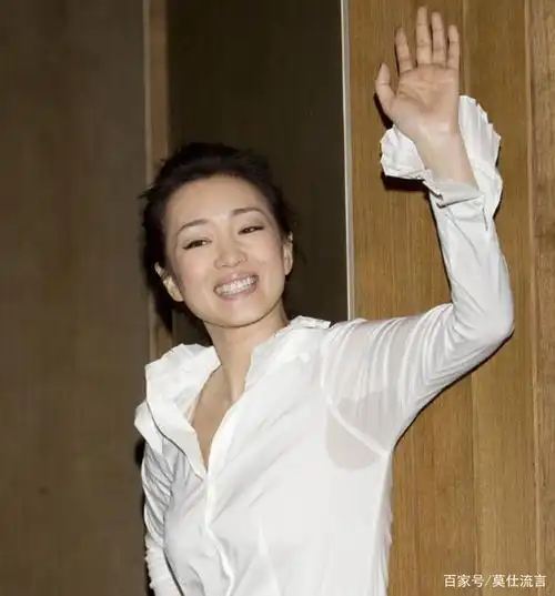 55岁巩俐依旧美得出众,穿白衬衫搭西装裤气质优雅,跟十年前一样
