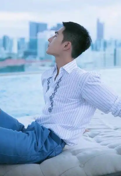 气质青年杨洋,一套简单的白蓝搭配,就能完美演绎安静纯澈少年
