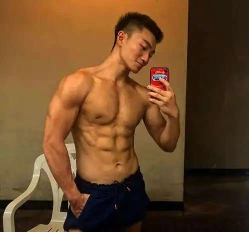00后的筋肉阳光男孩拍制服男友大片,时尚而帅气,稳重而成熟
