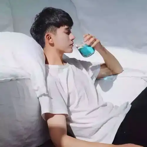 男生头像做一个充满正能量的人吧,眼中有光像个太阳
