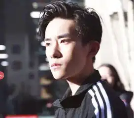 男星梳起大背头,tfboys就像整了容,杨洋油腻,而吴亦凡最帅气造型
