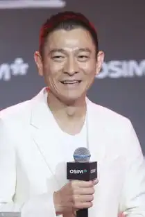 刘德华强忍腰疼亮相高清镜头让人泪目网友天王迟暮,满脸括弧
