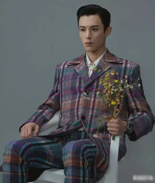 宝藏男孩上线,王俊凯西装配印花长裤时髦复古,气质太出众
