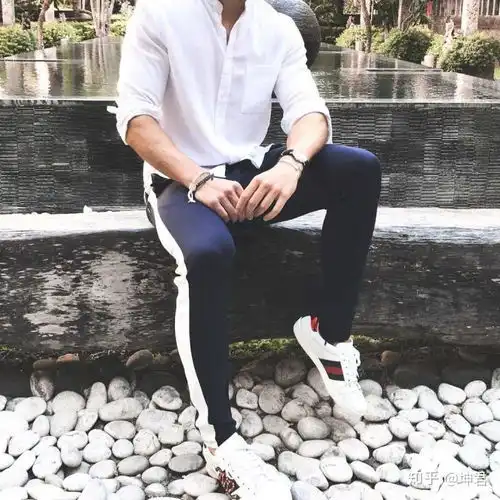男生白色衬衫搭配什么裤子好看
