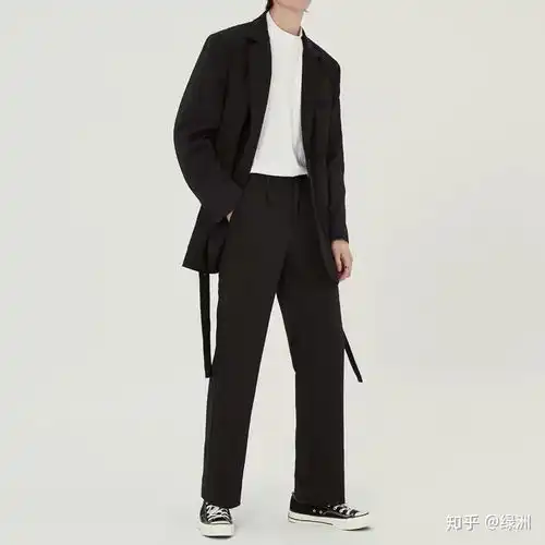 男生黑色长款棉服下身和鞋子应该怎么搭配
