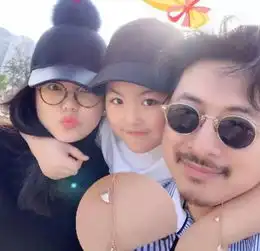 李湘一家人在英国度假,王岳伦男人味十足,王诗龄好像又瘦了
