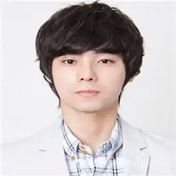 高中男生适合什么发型打造阳光稳重的型男气质
