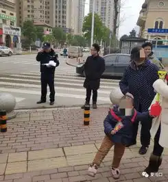 武汉四新一个四岁小男孩子走失,众城管全力寻找.....
