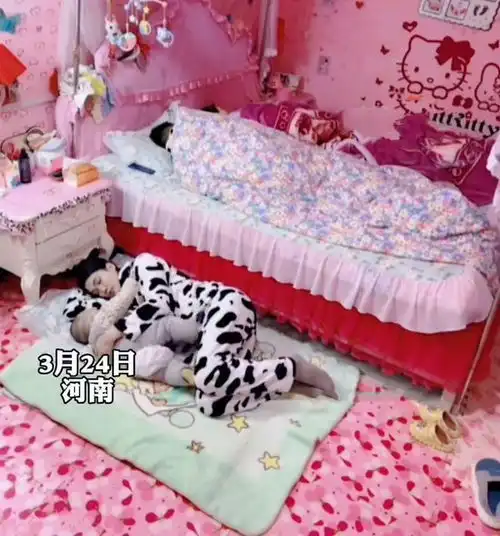 夫妻吵架,妻子抱着孩子睡地上,婆婆推门而入,一脚踹出灵魂