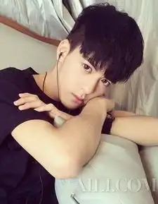 百搭时尚男生发型突出你的刘海美
