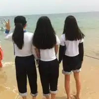 闺蜜头像穿校服的那种
