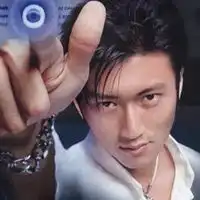 qq头像男生同一个人的
