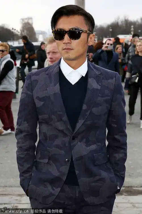 谢霆锋徐濠萦演绎港式潮范儿助阵valentino秀

