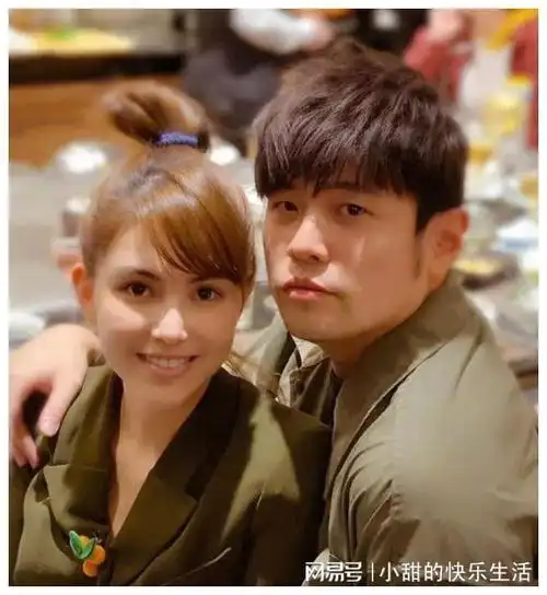 意大利偶遇周杰伦夫妇,昆凌穿碎花长裙超美,杰伦穿麻布衫像助理
