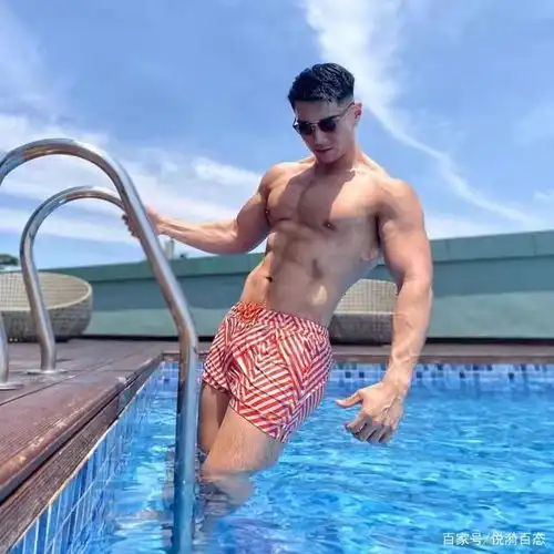 阳刚精致的五官,扎实壮硕的身材,肌肉男模的气质令人痴迷
