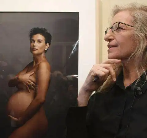 女明星稀奇古怪怀孕公开术蕾哈娜直接敞开肚子遛街
