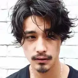 头发硬且两边容易翘起来的男生适合留什么发型
