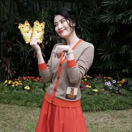 陈慧琳疫情下与助手逛超市,有说有笑心情好,坦言已打疫苗不担心
